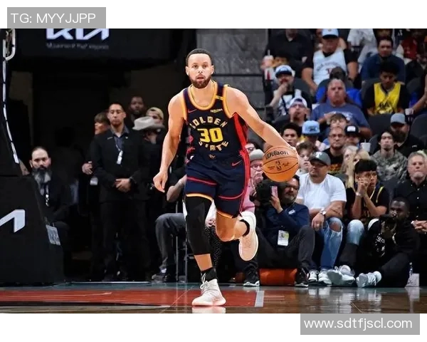 库里斩获NBA最佳得分手,勇士再次登上西部榜首 库里斩获NBA最佳得分手,勇士再次登上西部榜首